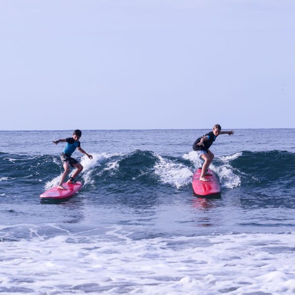 Casal verano Manihi Surf School