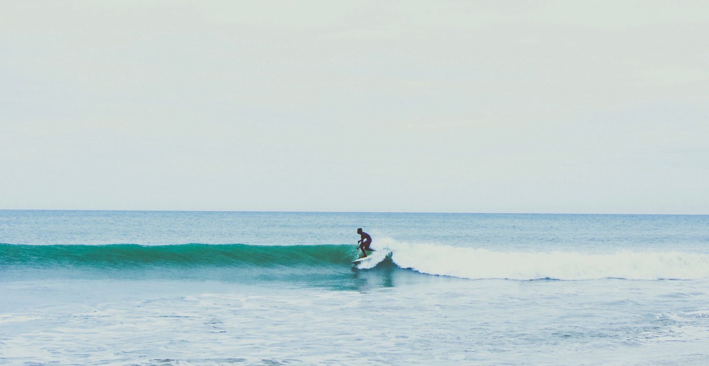Manihi Surf School_chico surfeandov